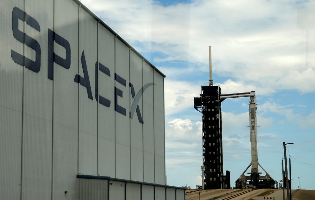 Une fusee falcon 9 de spacex est preparee pour le lancement de polaris dawn