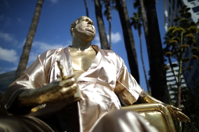 Une statue denoncant weinstein devoilee a hollywood