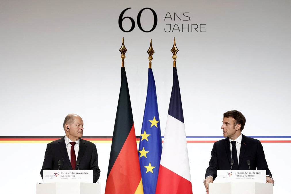 Emmanuel macron et le chancelier allemand olaf scholz lors d'un conseil des ministres conjoint franco-allemand a l'elysee