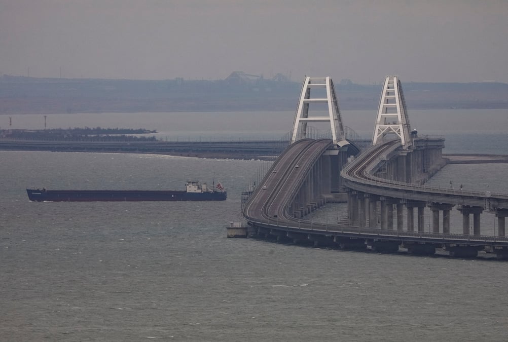 Un bateau navigue pres du pont de crimee