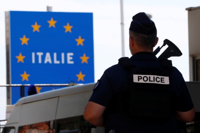 Quatre gardes a vues pour "aide a l’entree d’etrangers"