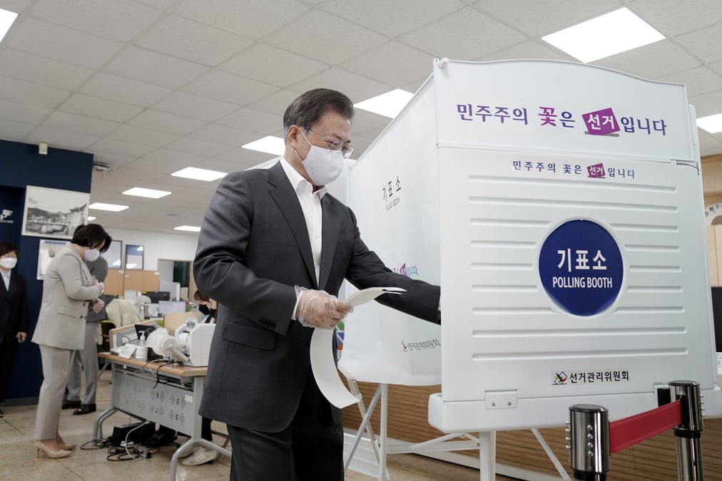 Coree du sud: le parti au pouvoir donne en tete de legislatives sur fond de coronavirus