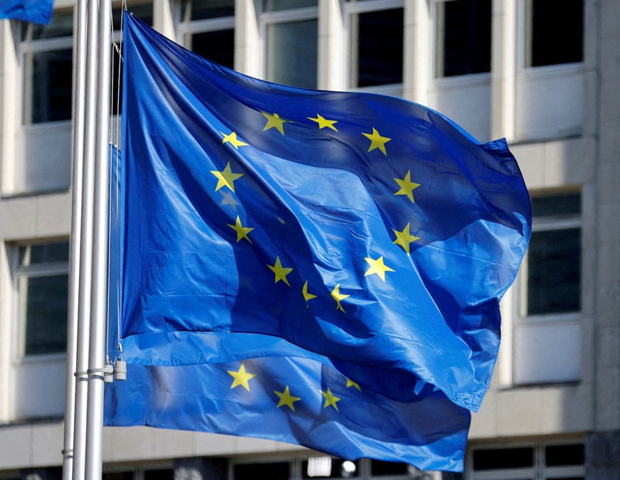 Photo d'archives des drapeaux de l'union europeenne devant le siege de la commission europeenne a bruxelles
