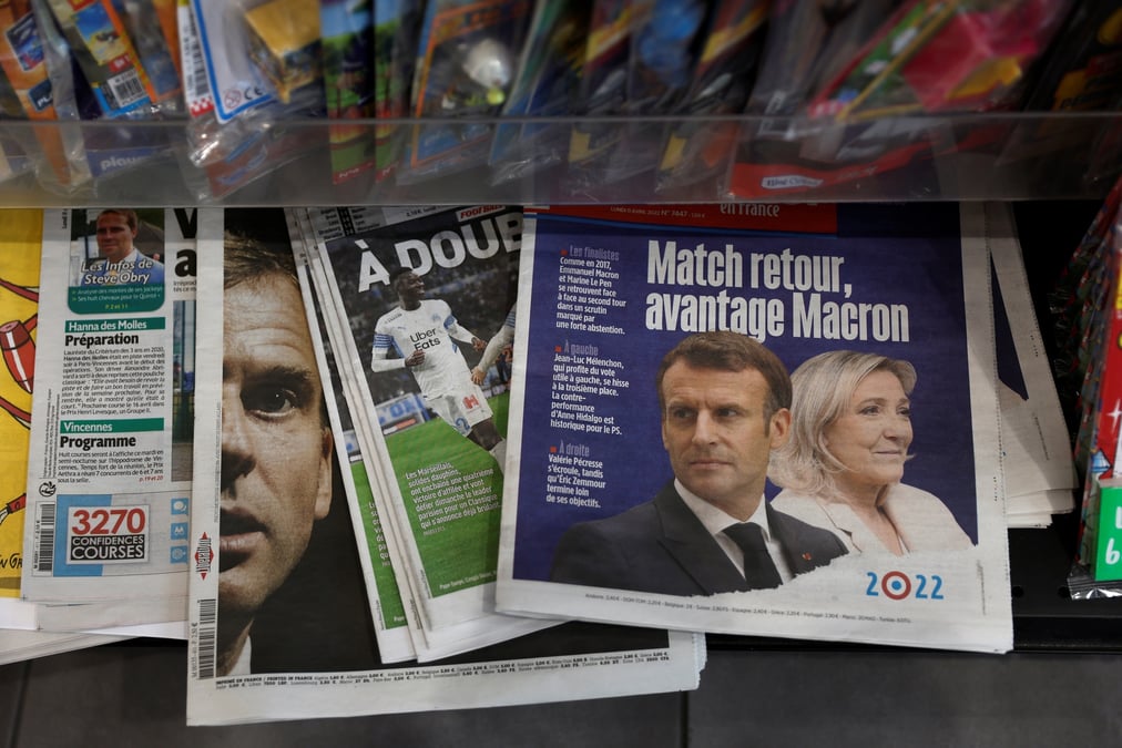 Des journaux dans un kiosque