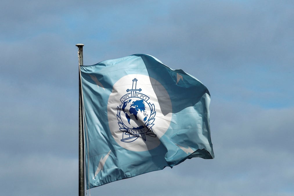 Un drapeau avec le logo d'interpol au siege de l'organisation a lyon