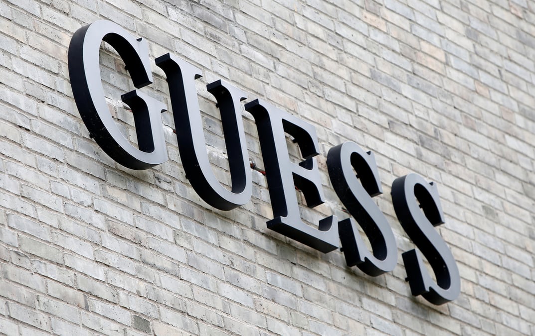 Guess change de directeur general, le titre chute