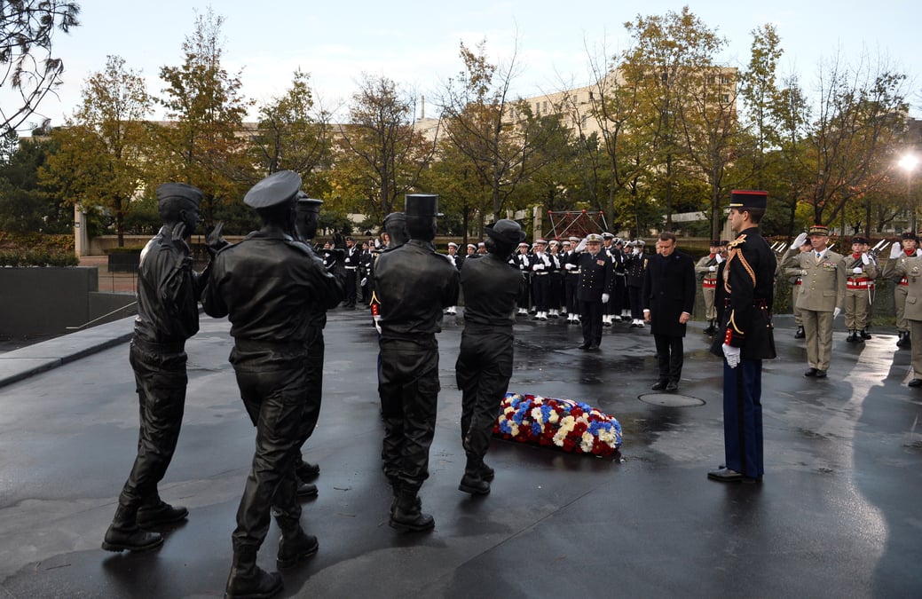 Macron salue la "cohorte heroique" des morts en operations exterieures