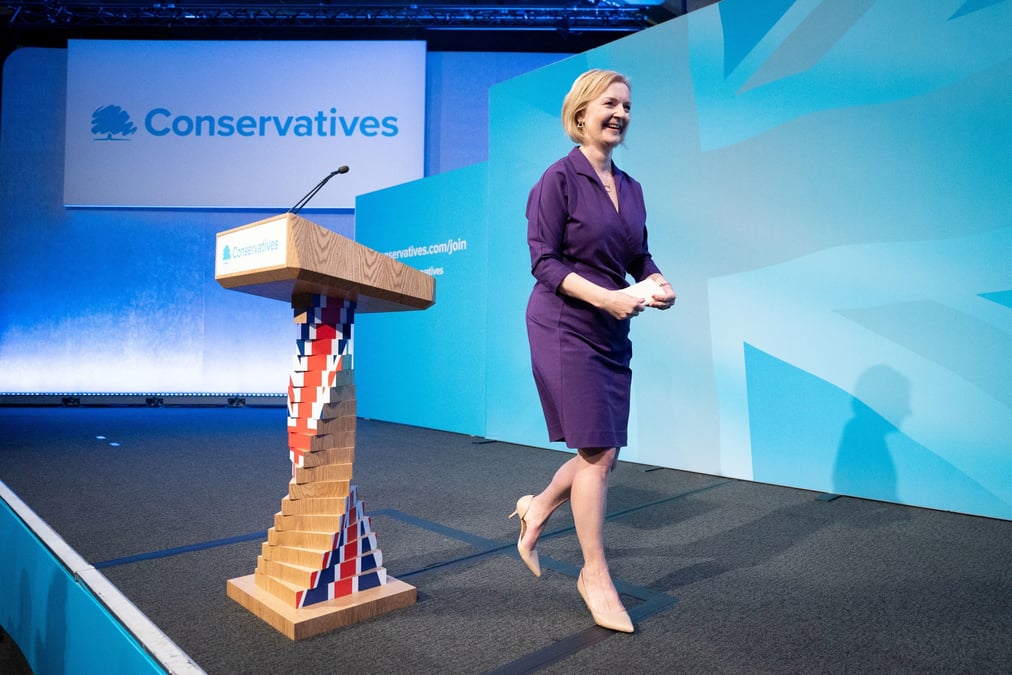 Macron felicite liz truss qui va succeder a johnson