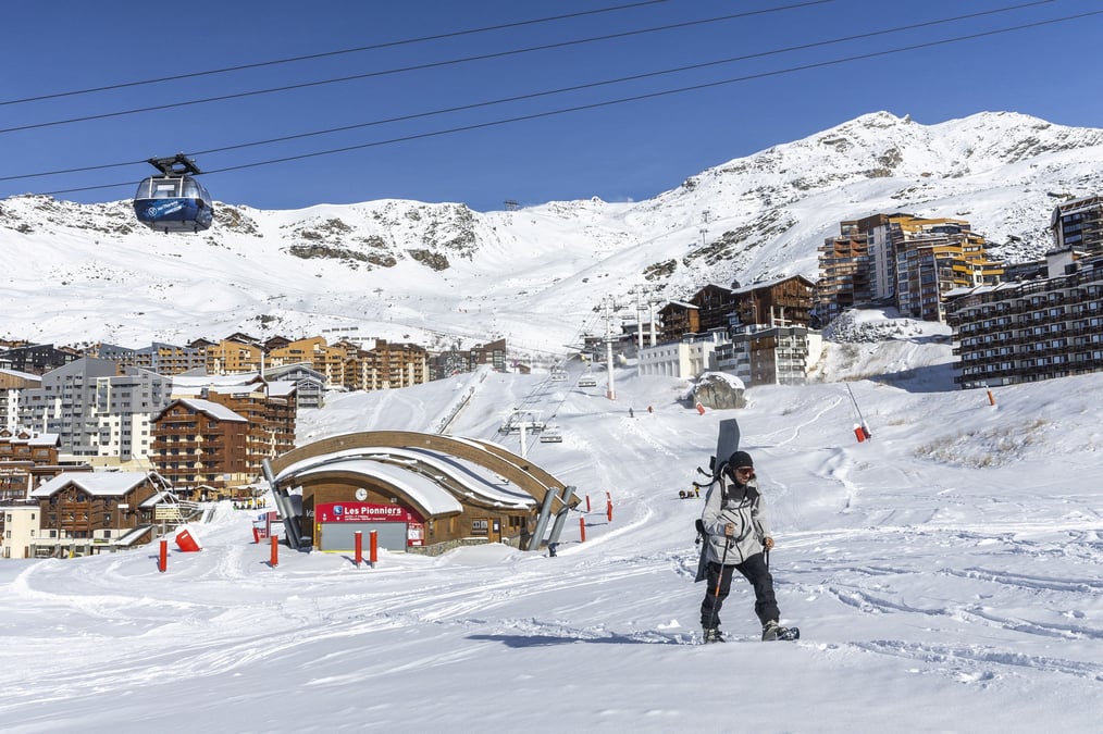 Un snowboardeur dans la station de sports d'hiver de val thorens