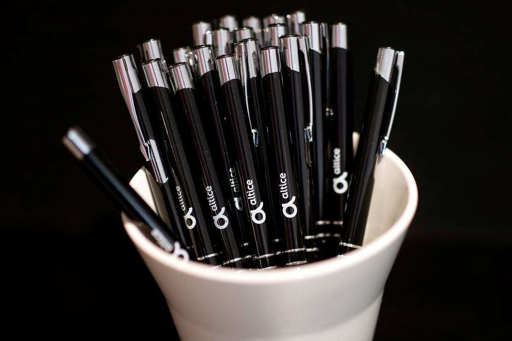 Photo d'archives des stylos en plastique avec le logo d'altice