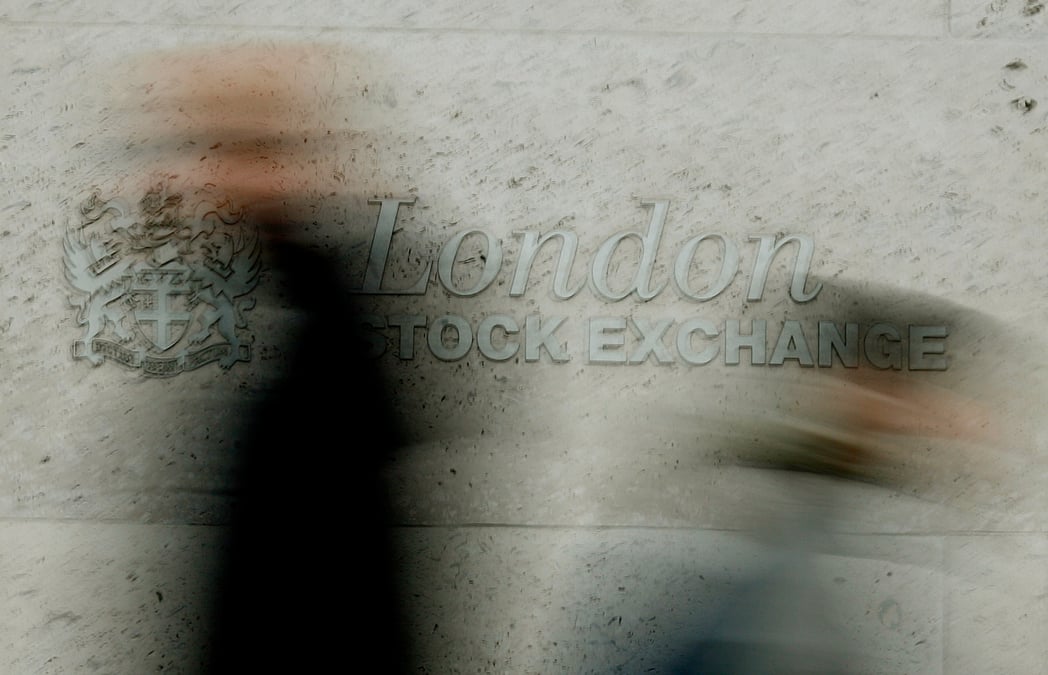 Des pietons passent devant le london stock exchange