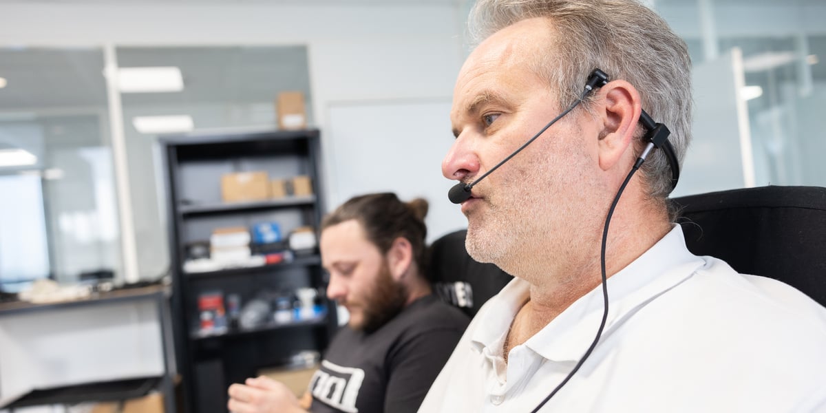 Skyted va lancer à la mi-novembre les préventes de son casque doté d'une technologie d'annulation du bruit ambiant qui permet de parler à voix basse sans être entendu par son voisin de train ou d'avion.