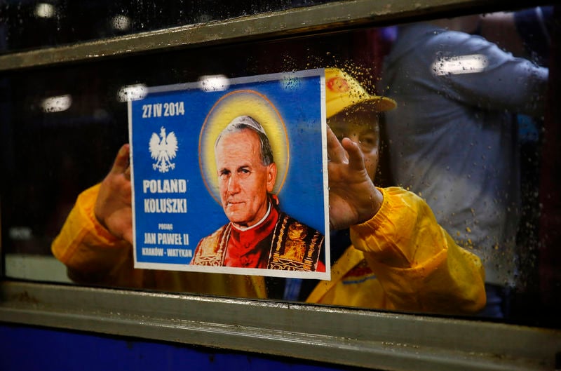 Deux canonisations entre ferveur et controverse