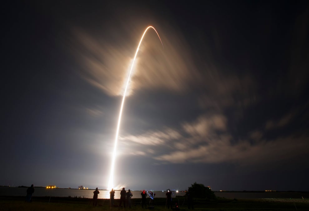 Une capsule dragon s'arrime a l'iss