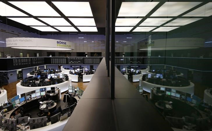 Les bourses europeennes se maintiennent dans le vert a la mi-journee