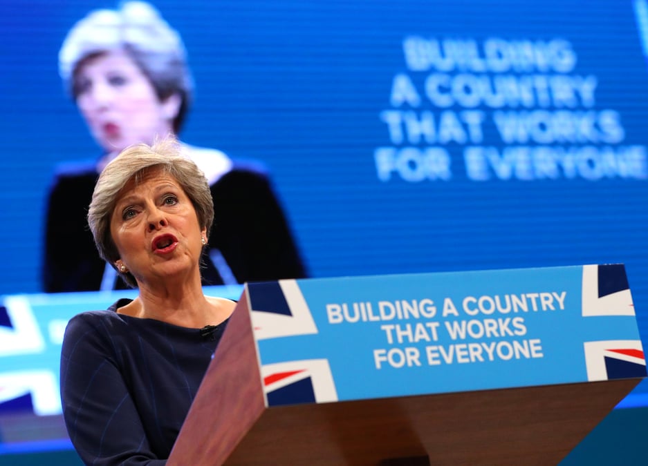 Theresa may tente de reprendre la main sur le parti conservateur