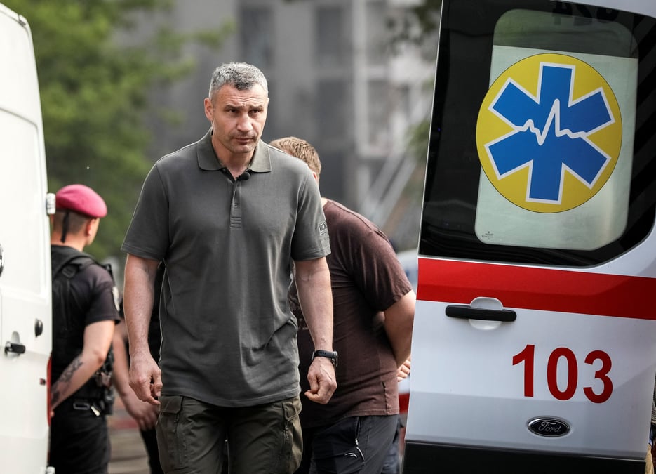 Photo d'archives du maire de kyiv, vitali klitschko, visitant un immeuble d'habitation detruit par un tir de missile a kyiv