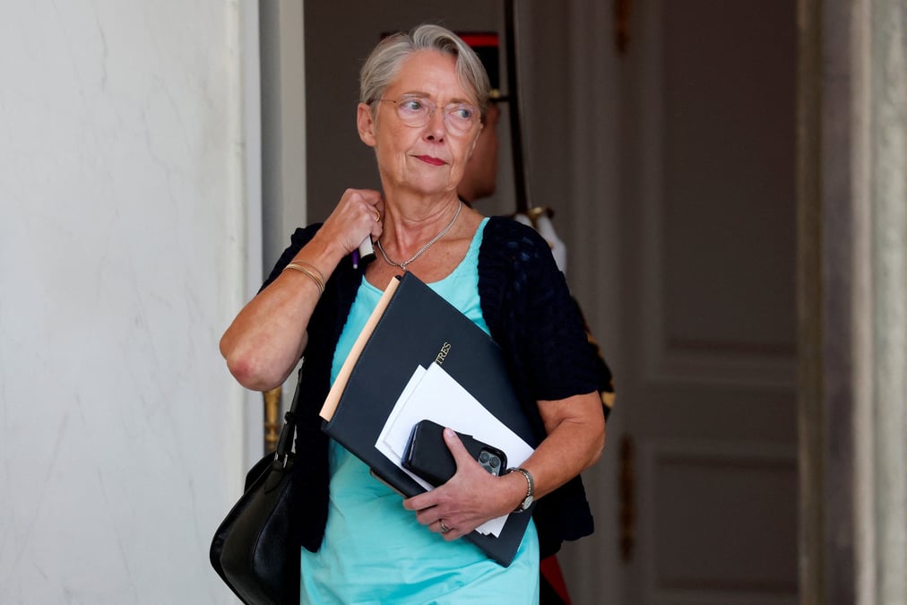 Le premier ministre francais elisabeth borne quitte le palais de l'elysee