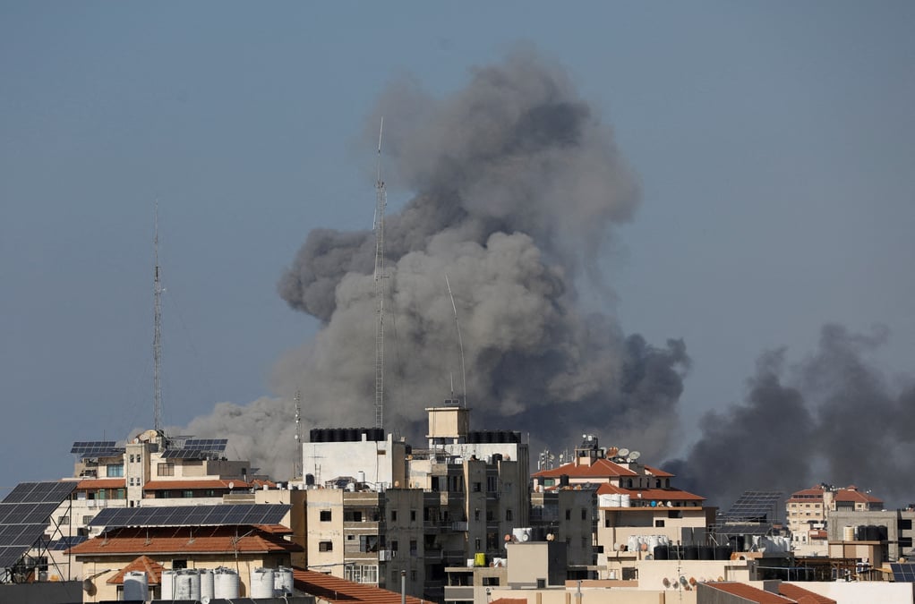 La fumee s'eleve a la suite des frappes israeliennes a gaza
