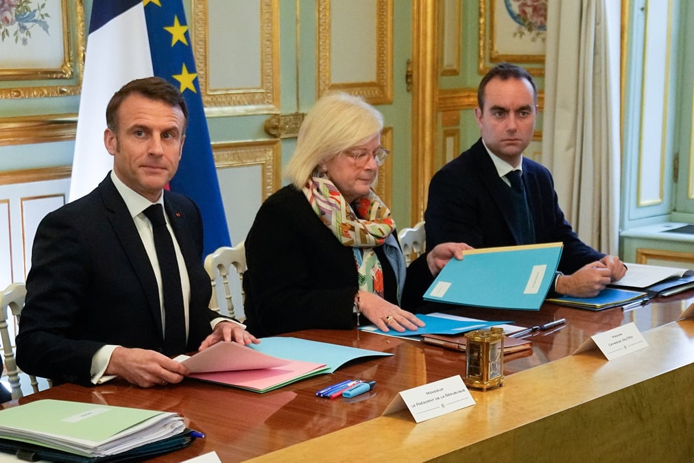 Reunion hebdomadaire du cabinet apres un remaniement ministeriel, a paris