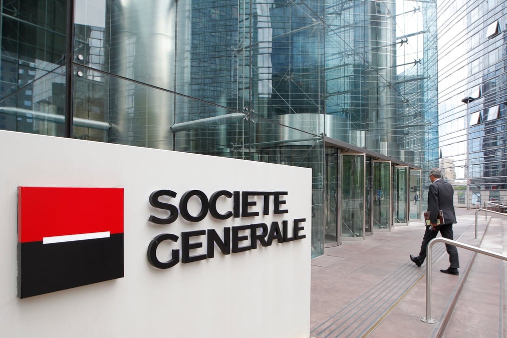 Un employe entre dans le siege de la societe generale, a la defense