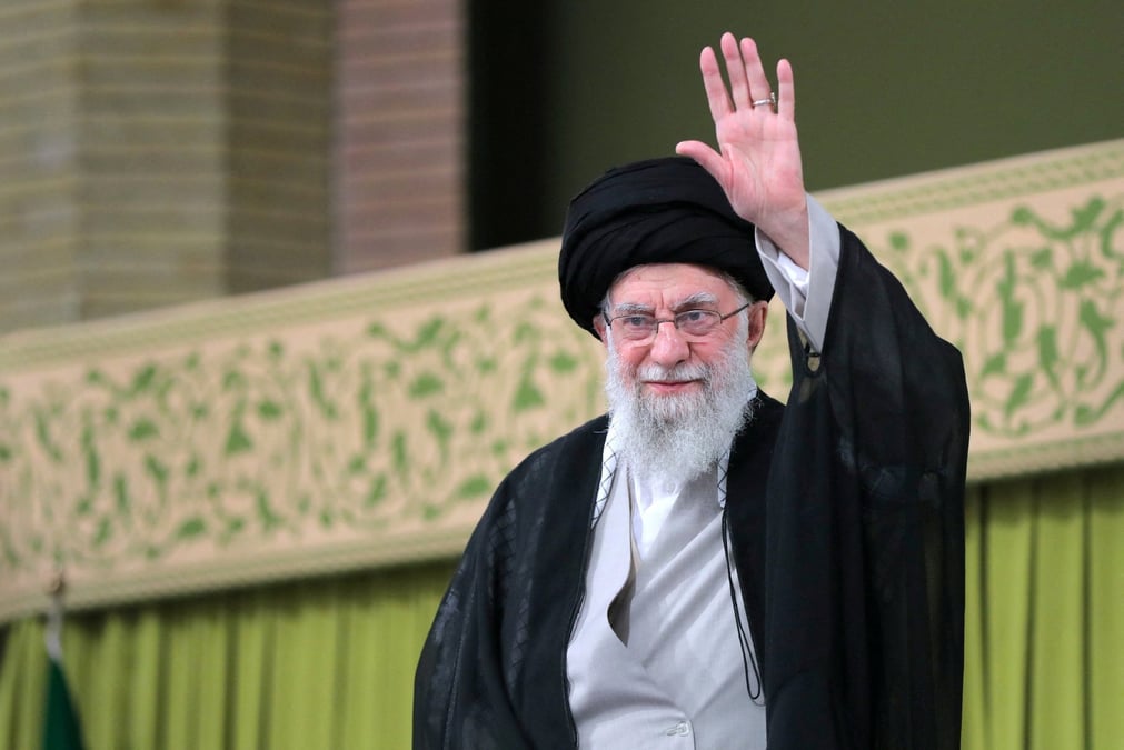 Le guide supreme de l'iran, l'ayatollah ali khamenei, salue lors d'une reunion avec des etudiants a teheran