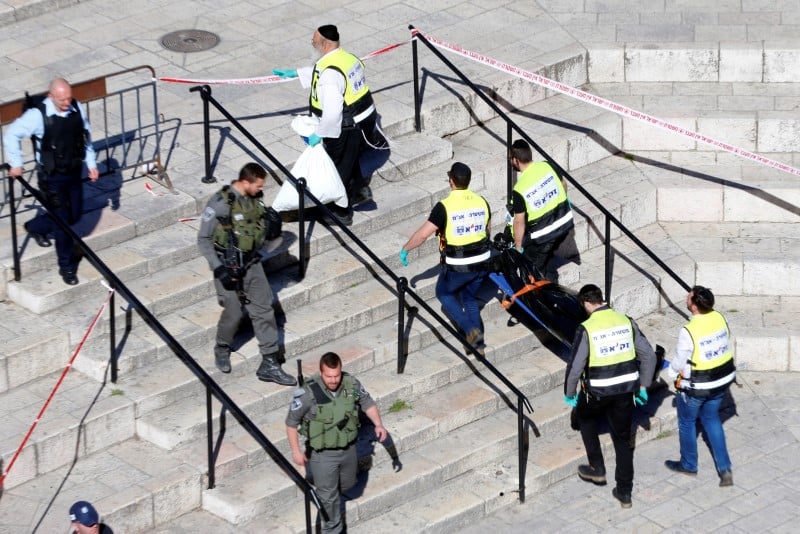 Un palestinien tue apres avoir poignarde deux policiers israeliens