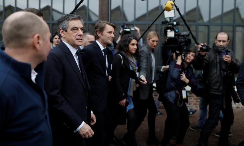 Attaque par bayrou, fillon peine a relancer sa campagne