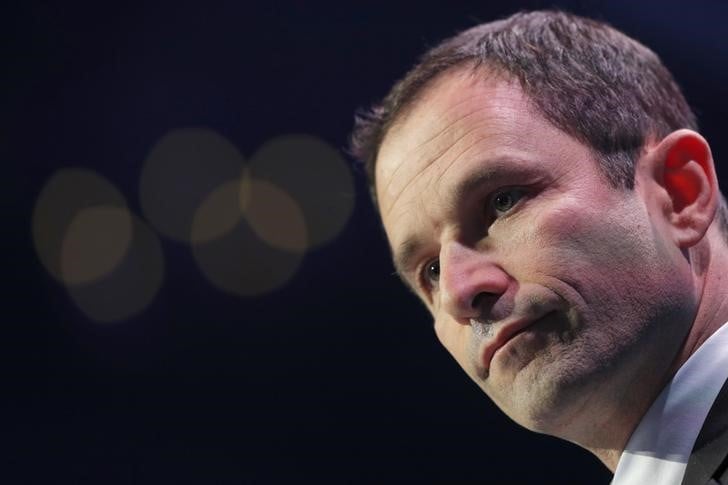 Hamon s'en prend a la "chimere" macron