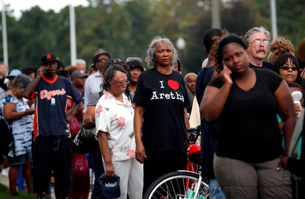 Les admirateurs d'aretha franklin defilent devant sa depouille