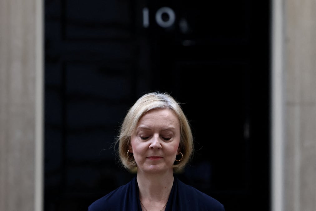 La premiere ministre britannique elizabeth truss annonce sa demission devant le 10 downing street, londres
