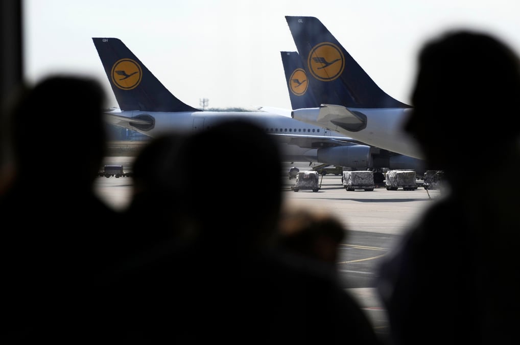 La silhouette de passagers pres d'avions de lufthansa a l'aeroport de francfort