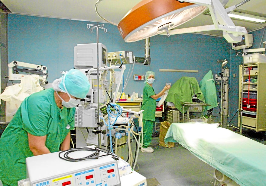 Des infirmières de bloc préparent une salle opératoire avant une intervention chirurgicale à l'hôpital de La Timone à Marseille. Photo prétexte.<br />AFP-PHOTO GERARD JULIEN.