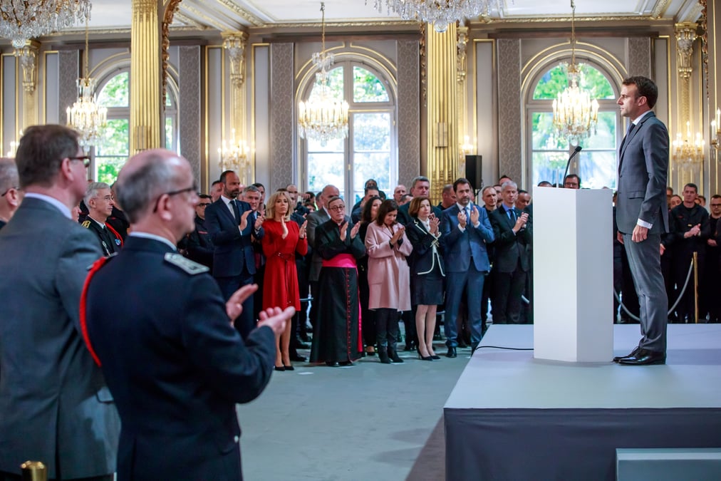 Notre-dame: macron remercie les pompiers et dit la fierte de la france
