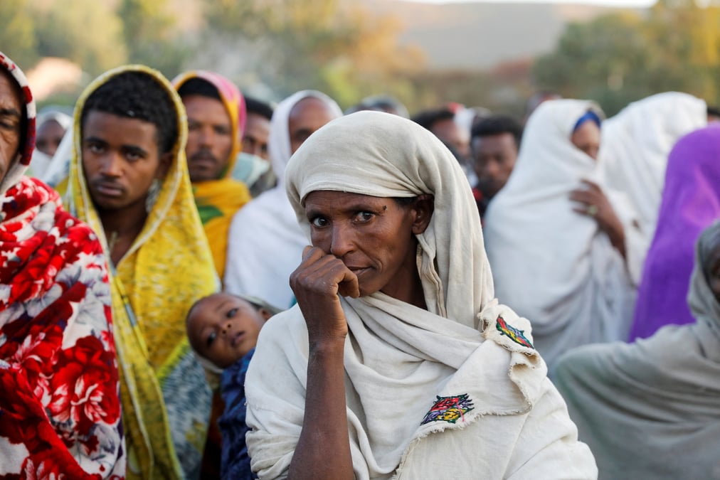 Une femme fait la queue pour recevoir des dons alimentaires a l'ecole primaire de tsehaye
