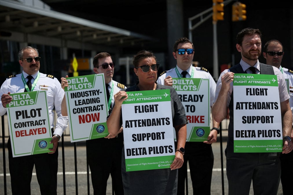 Des pilotes de delta air lines manifestent devant le terminal 4 de l'aeroport international jfk