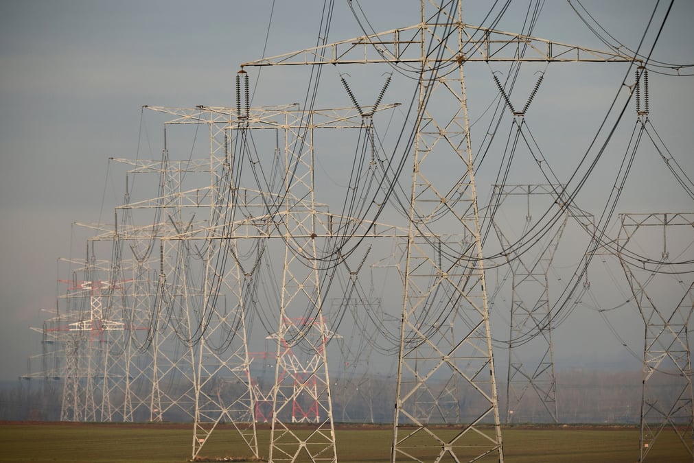 Photo des lignes electriques a haute tension visibles a avesnes-le-sec, pres de cambrai