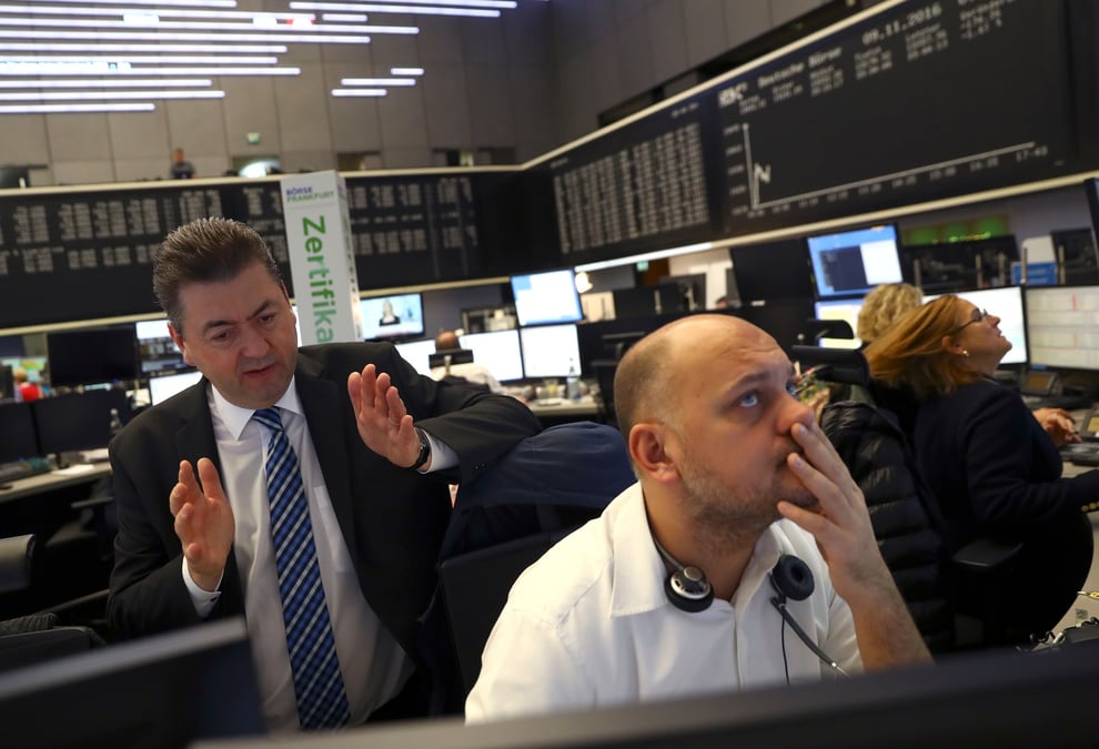 Des traders travaillent a la bourse de francfort