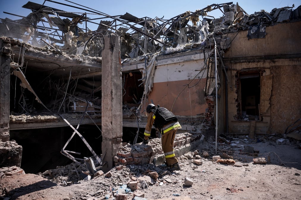 Un membre du personnel d'urgence ukrainien travaille parmi les decombres d'un hotel detruit a kramatorsk, en ukraine
