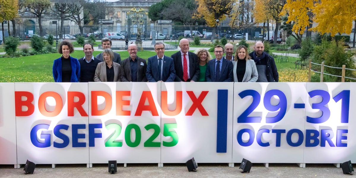 Pierre Hurmic (Bordeaux), Jean-Luc Gleyze (Gironde) et Alain Rousset (Nouvelle-Aquitaine) entourés d'élus locaux en charge de l'ESS et de l'équipe d'organisation du Forum mondial de l'ESS, ce mardi 3 décembre 2024, dans les jardins de la mairie de Bordeaux.