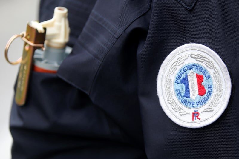 Bernard cazeneuve promet une presence policiere massive pour l'euro