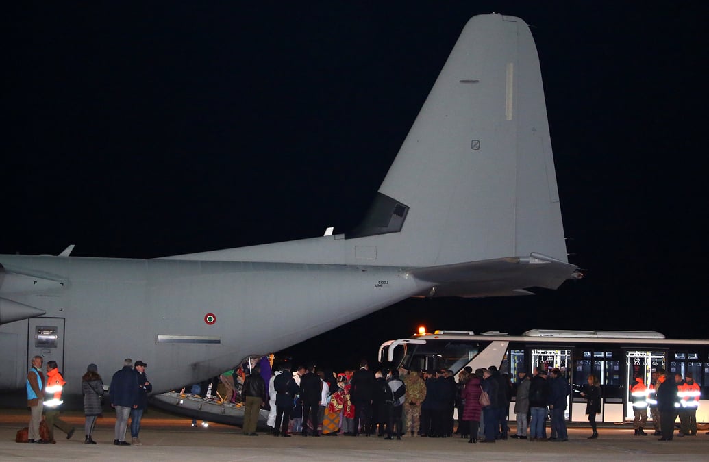 Premiers transferts de refugies de libye vers l'italie