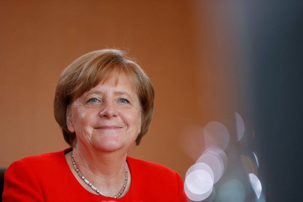 Merkel tend la main a macron sur l'ue dans un contexte de tension