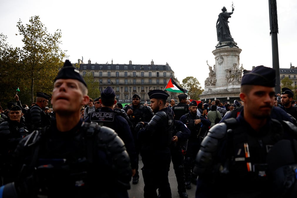 La police et les gendarmes sur la place de la republique a paris, en france