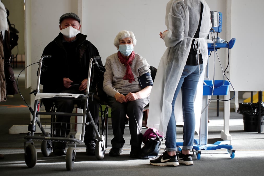 Coronavirus: la france recense 350 morts en milieu hospitalier en 24h