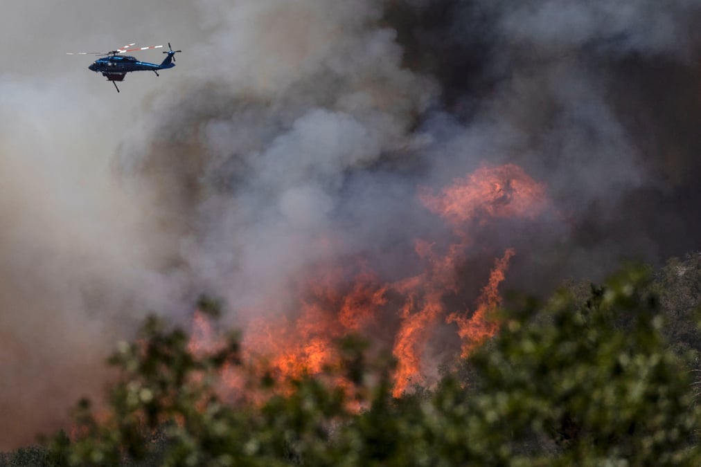 Etats-unis: des milliers d'evacues en californie face a un feu de foret geant