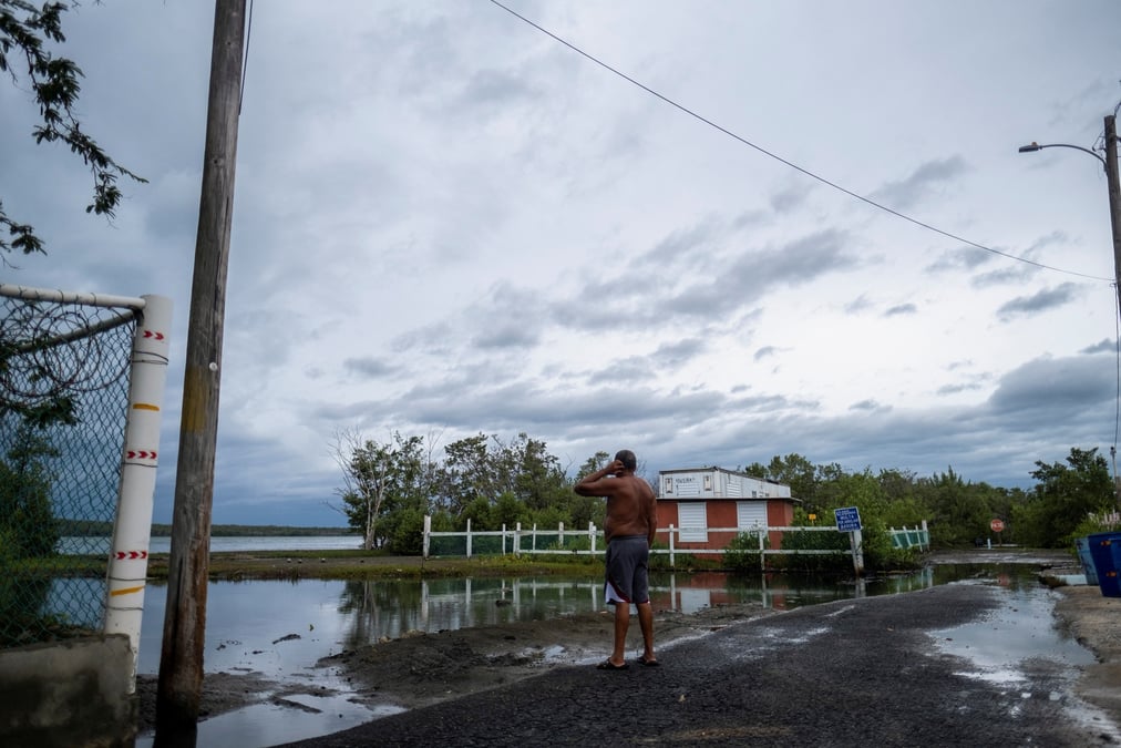 Les gens se preparent a l'arrivee de l'ouragan fiona a porto rico