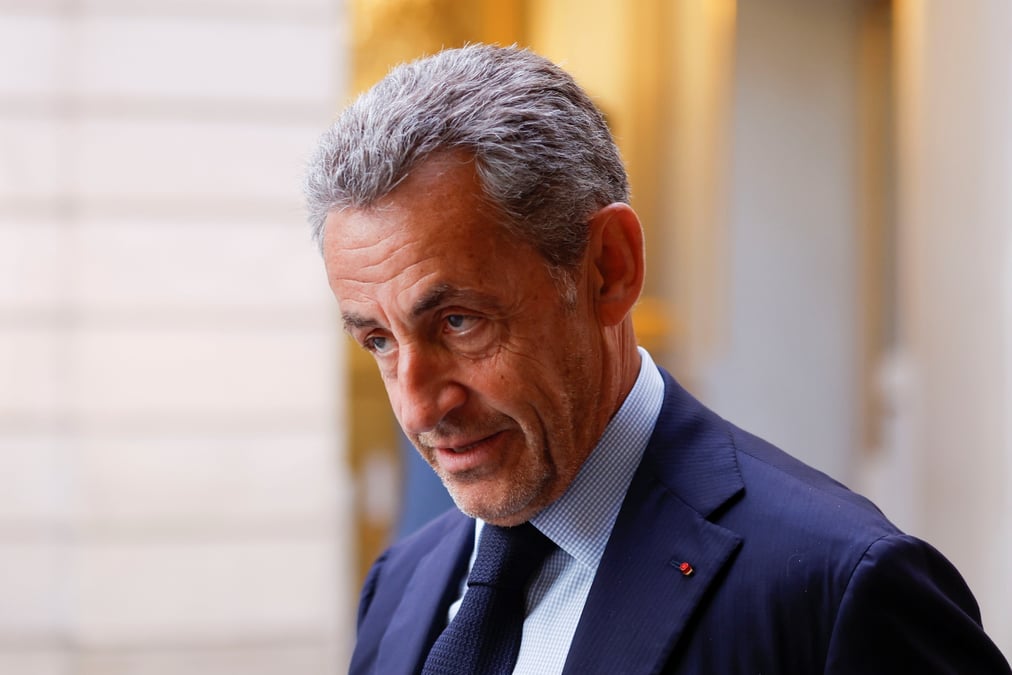 L'ancien president francais nicolas sarkozy arrive pour une ceremonie a l'elysee a paris
