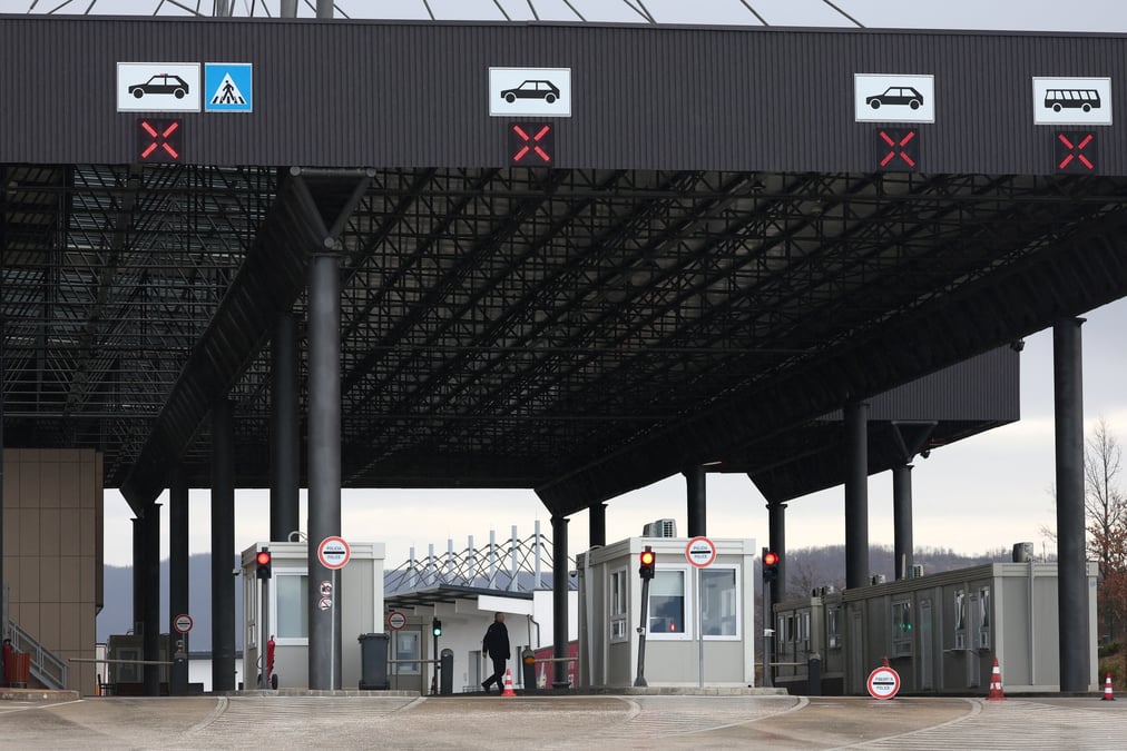 Poste frontiere de merdare entre le kosovo et la serbie