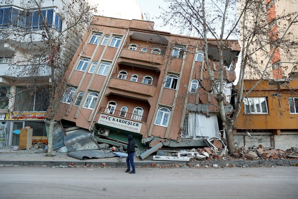 Un batiment partiellement effondre, a la suite du tremblement de terre meurtrier, a pazarcik, turquie
